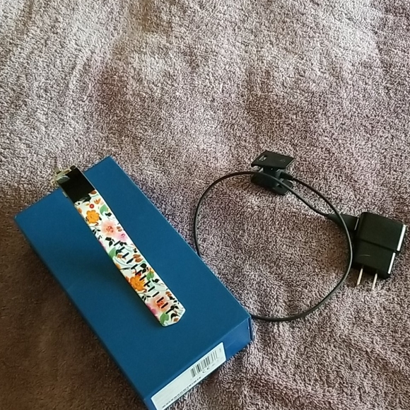 Fitbit Charge 2, Fantastic Shape! - Picture 3 of 8